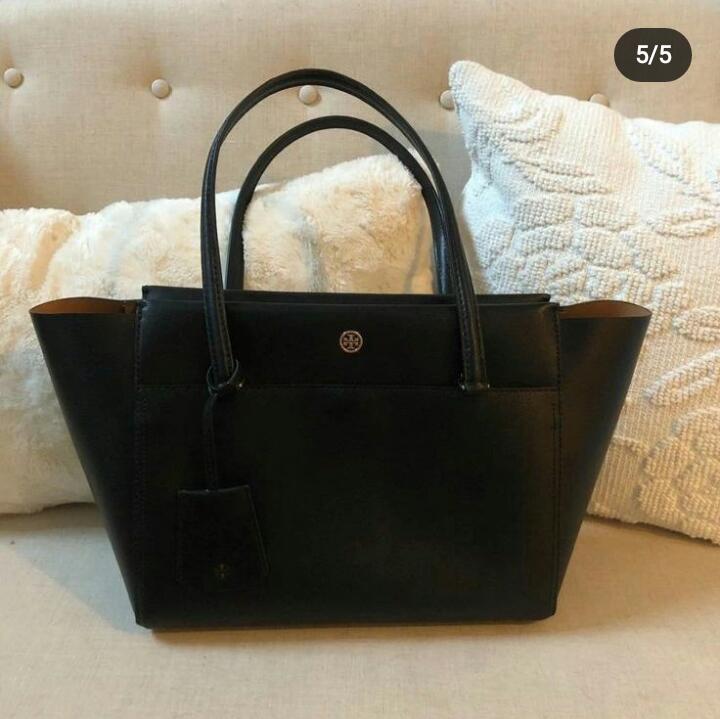 Tory Burch Authentic Coded Handbag👜
Medium Size & Black in Color🖤
WhatsApp for Quarries 0345 3850467
Shipping Worldwide🌏
Competitive Rates👍
#clothinacraft #handbags #toryburch #toryburchhandbag #luxuryhandbags #ladiespurse #importedbags #islamabadfashionhub