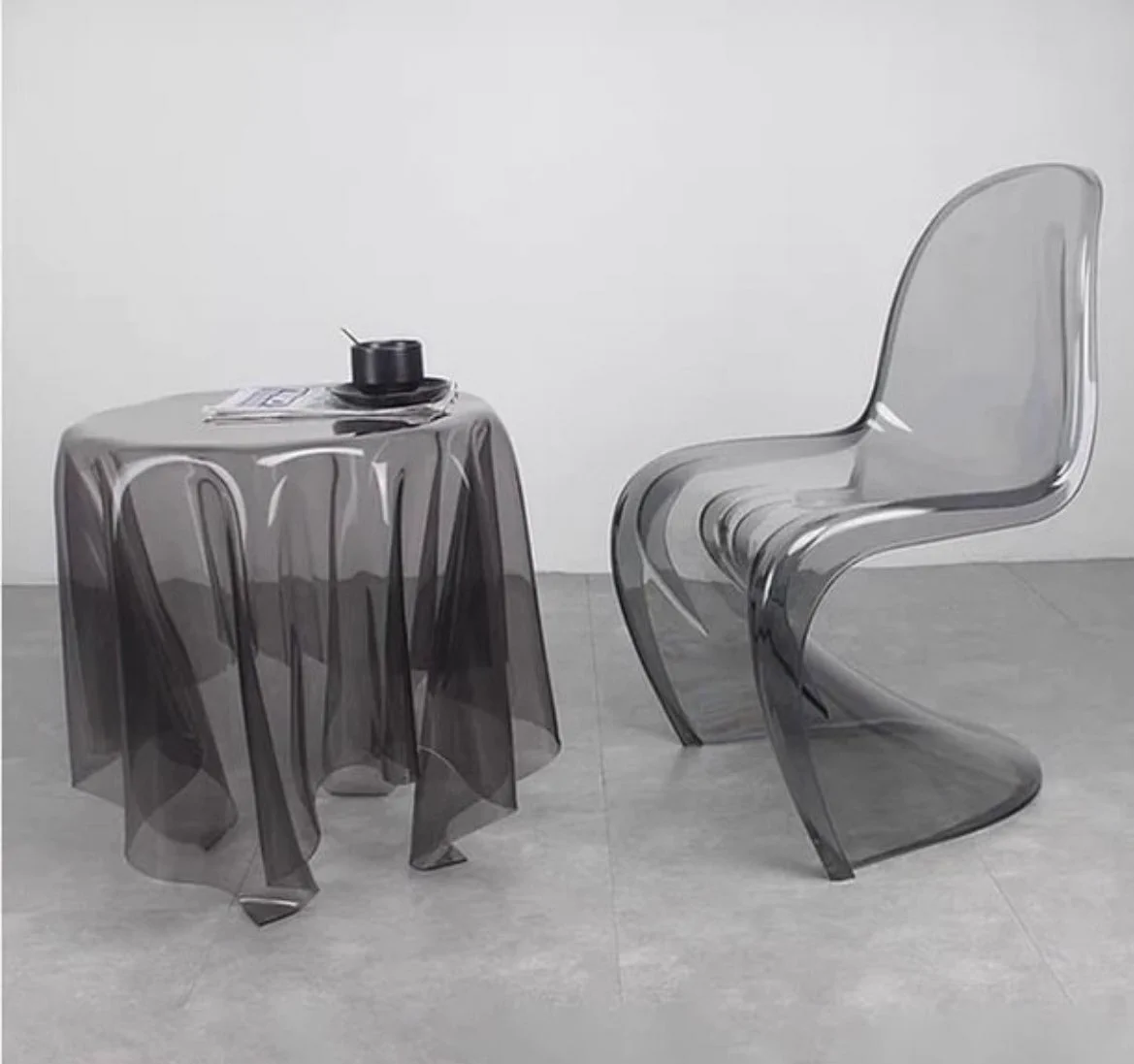 脳がバグる！？ テーブルクロスから着想を受けたスケルトンのテーブルセット