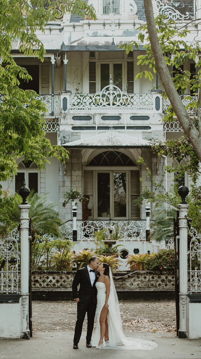 Melyung6's tweet photo. 1 year ago we braved Friday afternoon traffic to head to Queen’s Park Savannah for our wedding portraits 😂🤍 worth it. https://t.co/ATdhfT00Mt