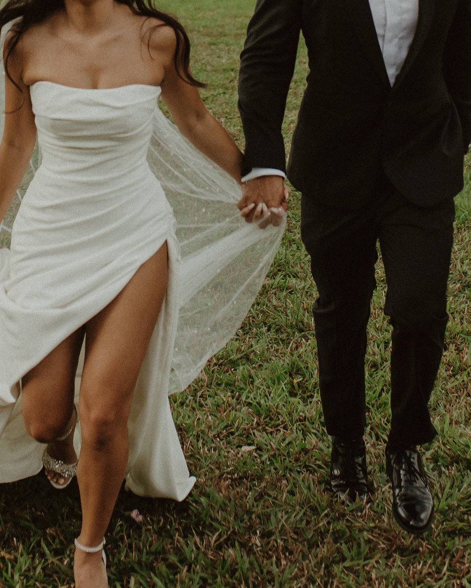 Melyung6's tweet photo. 1 year ago we braved Friday afternoon traffic to head to Queen’s Park Savannah for our wedding portraits 😂🤍 worth it. https://t.co/ATdhfT00Mt