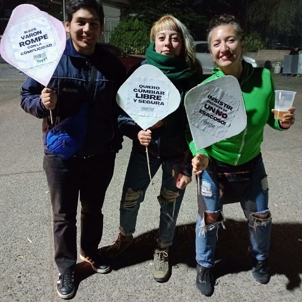 MareaChubut's tweet photo. 🚨“Un paso atrás, no me toques”⚠️
Queremos cumbiar tranquilas‼️
📢Nos sumamos a la Campaña que visibiliza los abusos dentro de los recitales. 
Como ya lo hicimos en el recital de Ciro y los Persas, anoche estuvimos en el reci de La Delio! 
✅Gracias a todxs por sumarse! https://t.co/52EvilKjkv