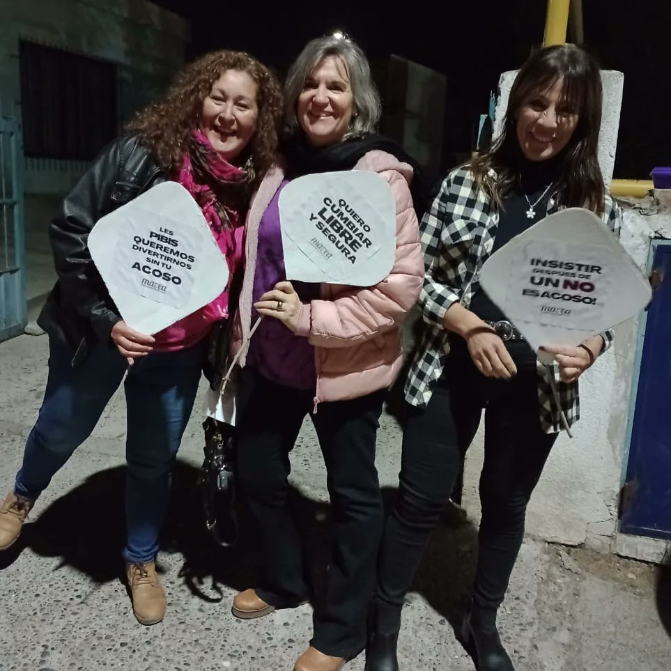 MareaChubut's tweet photo. 🚨“Un paso atrás, no me toques”⚠️
Queremos cumbiar tranquilas‼️
📢Nos sumamos a la Campaña que visibiliza los abusos dentro de los recitales. 
Como ya lo hicimos en el recital de Ciro y los Persas, anoche estuvimos en el reci de La Delio! 
✅Gracias a todxs por sumarse! https://t.co/52EvilKjkv