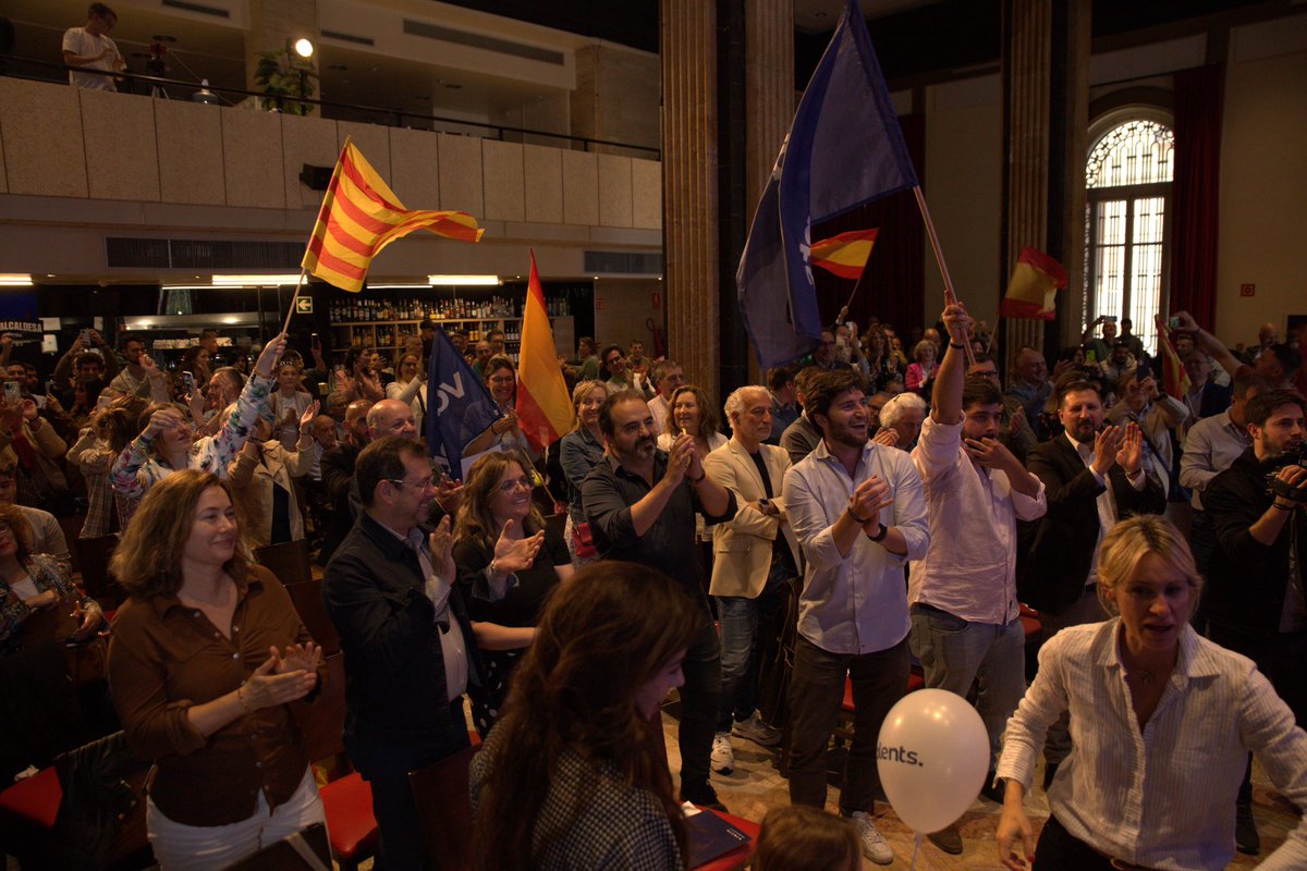 valents_cat's tweet photo. Somos un partido joven de fuertes convicciones y ningún complejo que no duda en señalarles con el dedo y llamarles por su nombre: comunistas y nacionalistas.

El próximo 28 de mayo haremos historia y empezaremos a cambiar Cataluña. https://t.co/mFwAIEjlwG