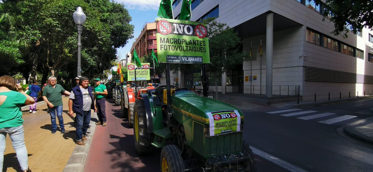 📸 Manifestació històrica als carrers de Castelló per a reclamar un món rural viu: + de 3.000 👩‍🌾🧑‍🌾 i 60 🚜criden contra colonialisme energètic i proclamar ben alt i fort que el territori rural no està en venda, que la seua manera de viure no se toca
👇
cutt.ly/v67F2KI