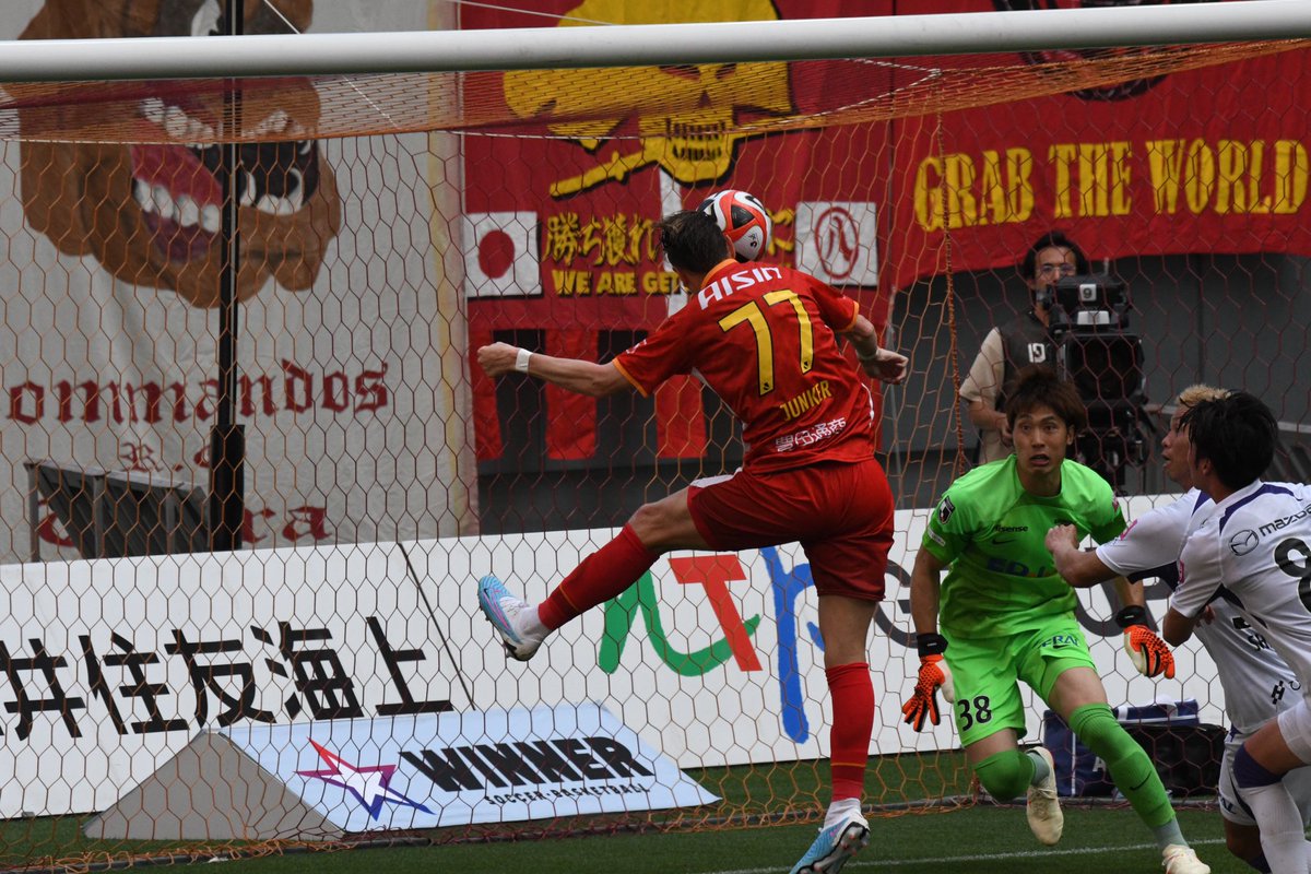 ラグ on Twitter "ボールをしっかり見て角度作ってふかさないように枠内に叩きつけてるのがよくわかる。背筋と首周りの筋肉強くないとこの叩きつけがやれないんですよね"