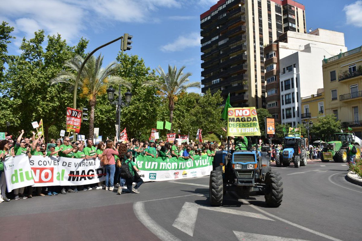 NoMatCCastello's tweet photo. 🌱Estimem la terra
❌Odiem el colonialisme

Si, hui hem desbordat Castelló per defensar un món rural viu lliure de MATs i macropoligons de renovables a les nostres montanyes i valls

🔥No passaran https://t.co/eMgvFhz2oM