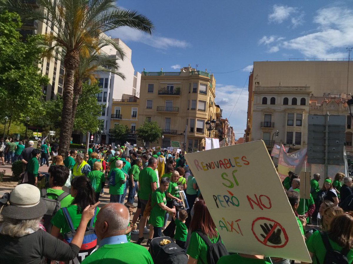 NoMatCCastello's tweet photo. 🌱Estimem la terra
❌Odiem el colonialisme

Si, hui hem desbordat Castelló per defensar un món rural viu lliure de MATs i macropoligons de renovables a les nostres montanyes i valls

🔥No passaran https://t.co/eMgvFhz2oM