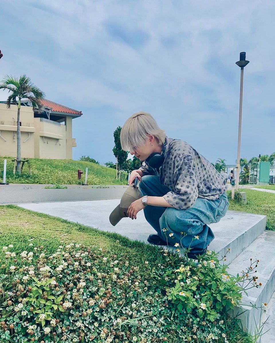 svrshua's tweet photo. please go outside and touch some grass https://t.co/wJQ42ovrUh