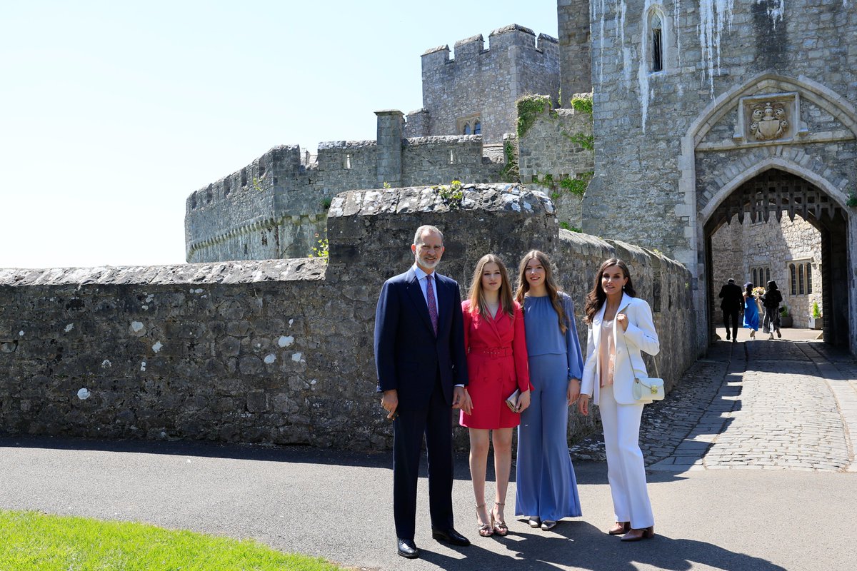 CasaReal's tweet photo. La Princesa de Asturias, acompañada por los Reyes y la Infanta Sofía, en el UWC Atlantic College de Gales, donde hoy se celebra el acto de graduación de sus estudios del Bachillerato Internacional.

➡️https://t.co/QSbfJShpQ5 https://t.co/RnU6yj3Wv6