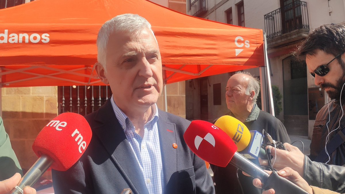CsCastillayLeon's tweet photo. 🍊 Una día de campaña en #Soria

@FranciscoIgea "@JOSELUI14080428 es un político dedicado a las cosas concretas y urgentes de los vecinos; no enrocado en la trinchera y el debate ideológico”. @CsSoria @CsSoriaCiudad https://t.co/QcP7lzQJvj