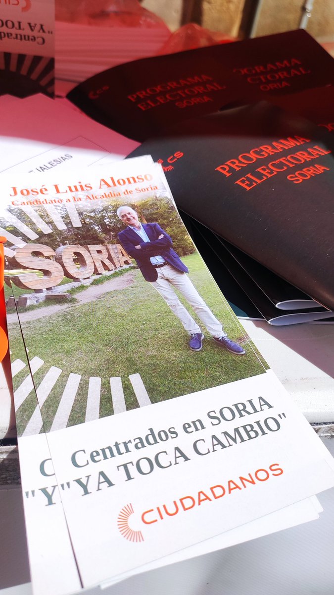 CsCastillayLeon's tweet photo. 🍊 Una día de campaña en #Soria

@FranciscoIgea "@JOSELUI14080428 es un político dedicado a las cosas concretas y urgentes de los vecinos; no enrocado en la trinchera y el debate ideológico”. @CsSoria @CsSoriaCiudad https://t.co/QcP7lzQJvj