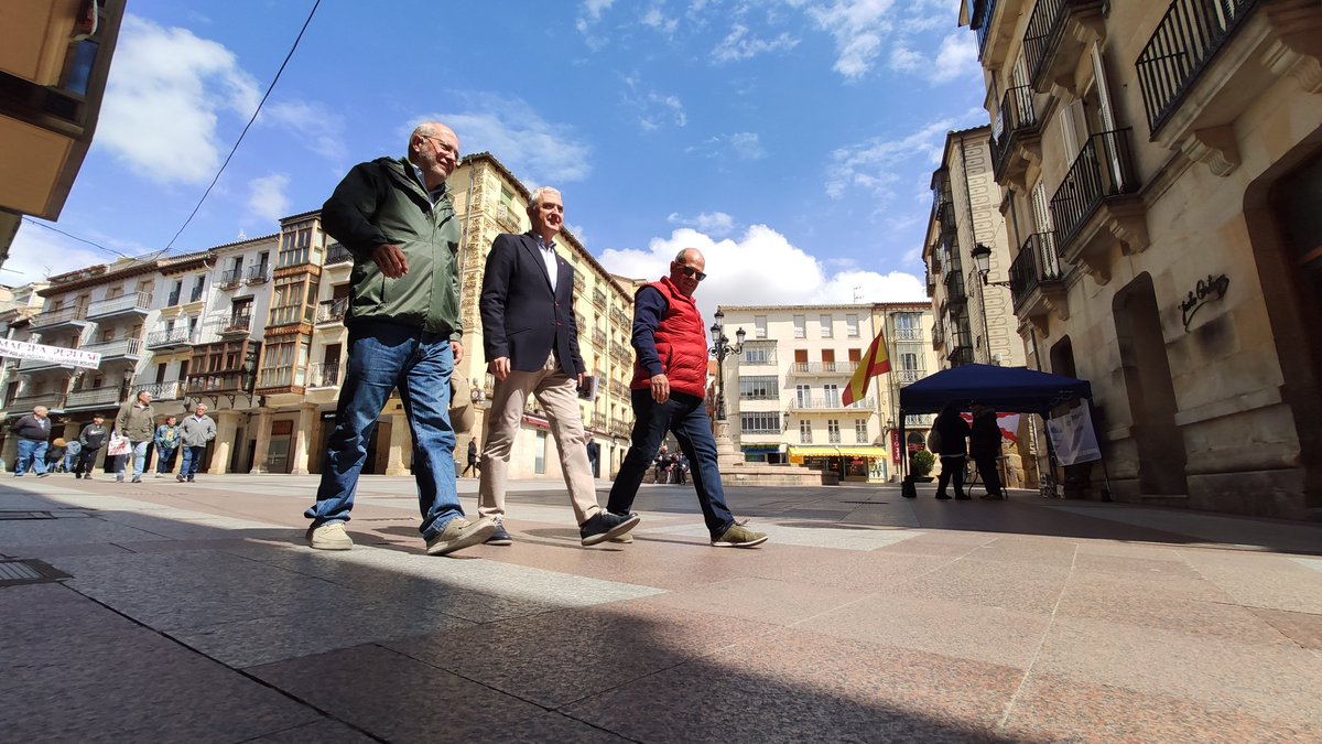 🍊 Una día de campaña en #Soria

<a href="/FranciscoIgea/">Francisco Igea Arisqueta</a> "<a href="/JOSELUI14080428/">José Luis Alonso</a> es un político dedicado a las cosas concretas y urgentes de los vecinos; no enrocado en la trinchera y el debate ideológico”. <a href="/CsSoria/">Cs_Soria</a> <a href="/CsSoriaCiudad/">Cs Soria Ciudad</a>