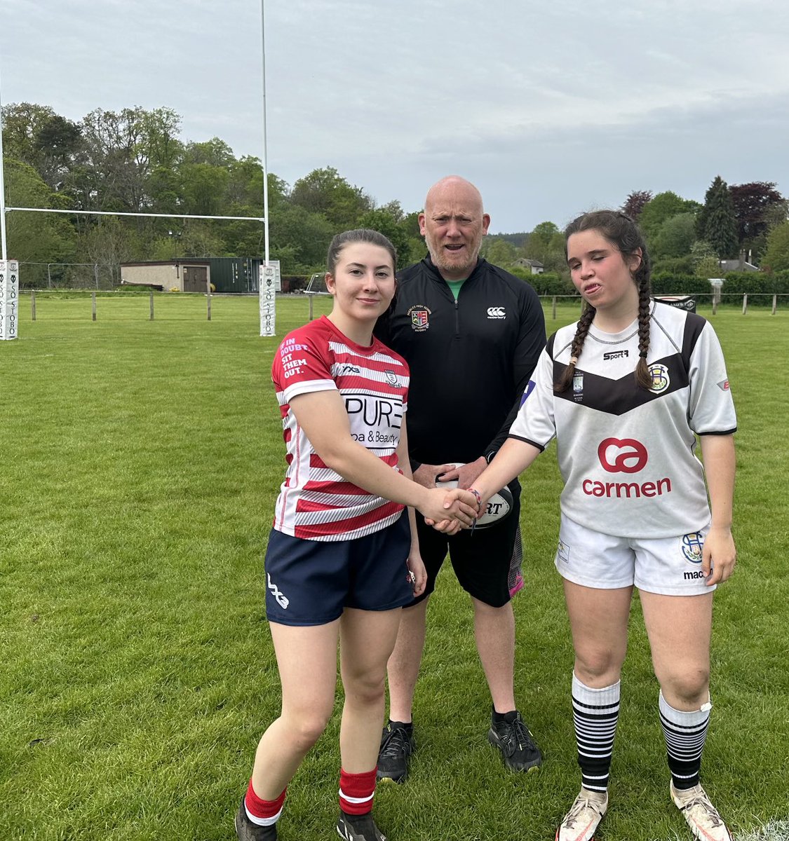 PeeblesHSPhysEd's tweet photo. Fab matches with ⁦@StadeHendayais⁩ taking on Twin town ⁦@PeeblesHigh⁩ ⁦@PeeblesRugby⁩  Brilliant time had by all at a sun 🌞 drenched Gytes. 🏴󠁧󠁢󠁳󠁣󠁴󠁿  🏉   🇫🇷 https://t.co/4b8DP4jq0f