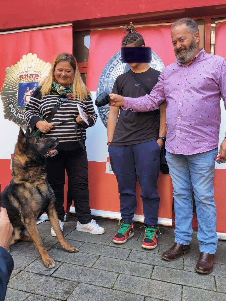 Ciborg trabajó con nosotros en detección de estupefacientes hasta que una enfermedad aconsejó su retirada de la vida activa. Esta familia con experiencia en adopción se hará cargo de que a partir de ahora disfrute de su merecida jubilación.