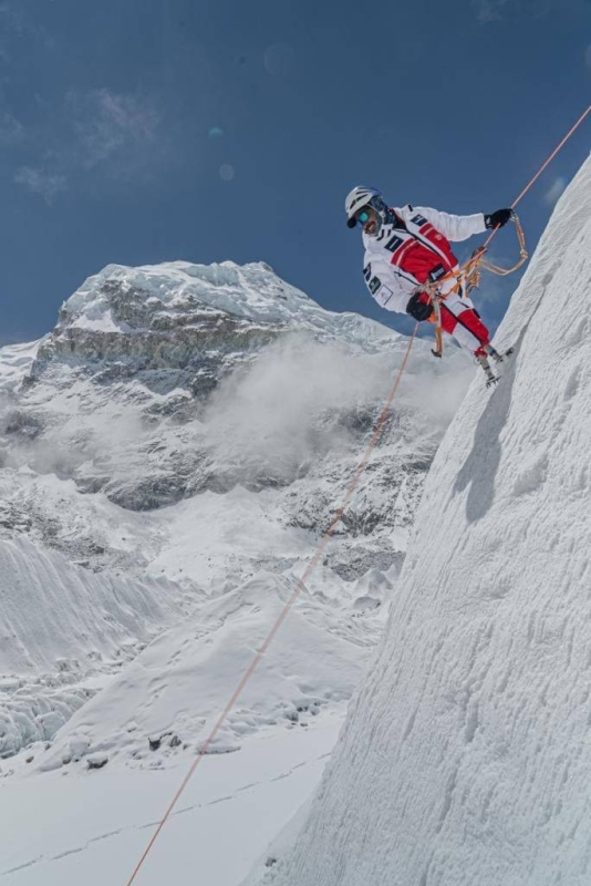 Above-the-knee amputee Gurkha veteran Hari Budha scales Mt #Everest. More: buff.ly/3BP24mF #Everest70 #Everest2023