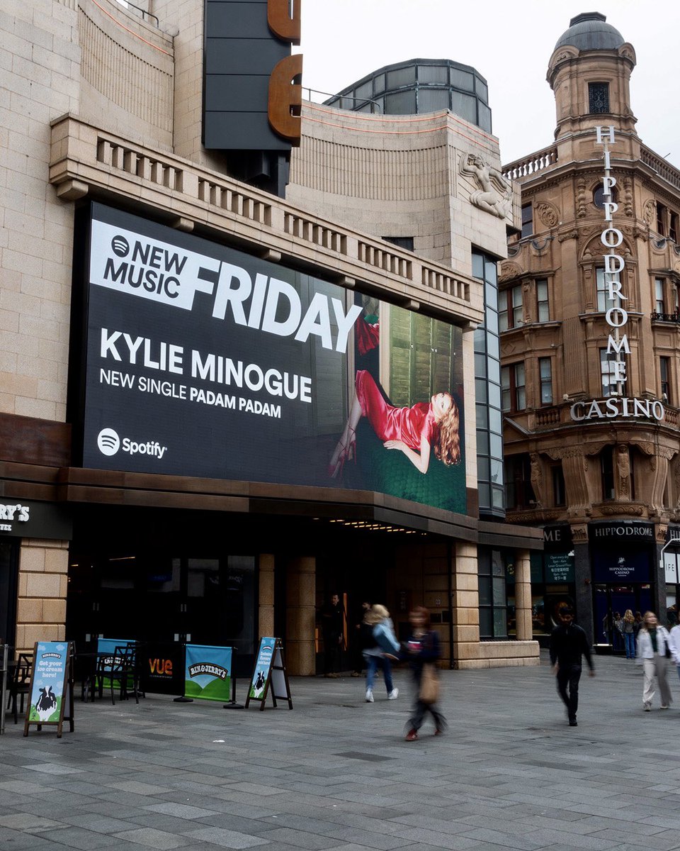 #RT <a href="/kylieminogue/">Kylie Minogue</a>: I'm in Leicester Square! ✨ THANK YOU <a href="/SpotifyUK/">Spotify UK & Ireland</a> ❤️❤️