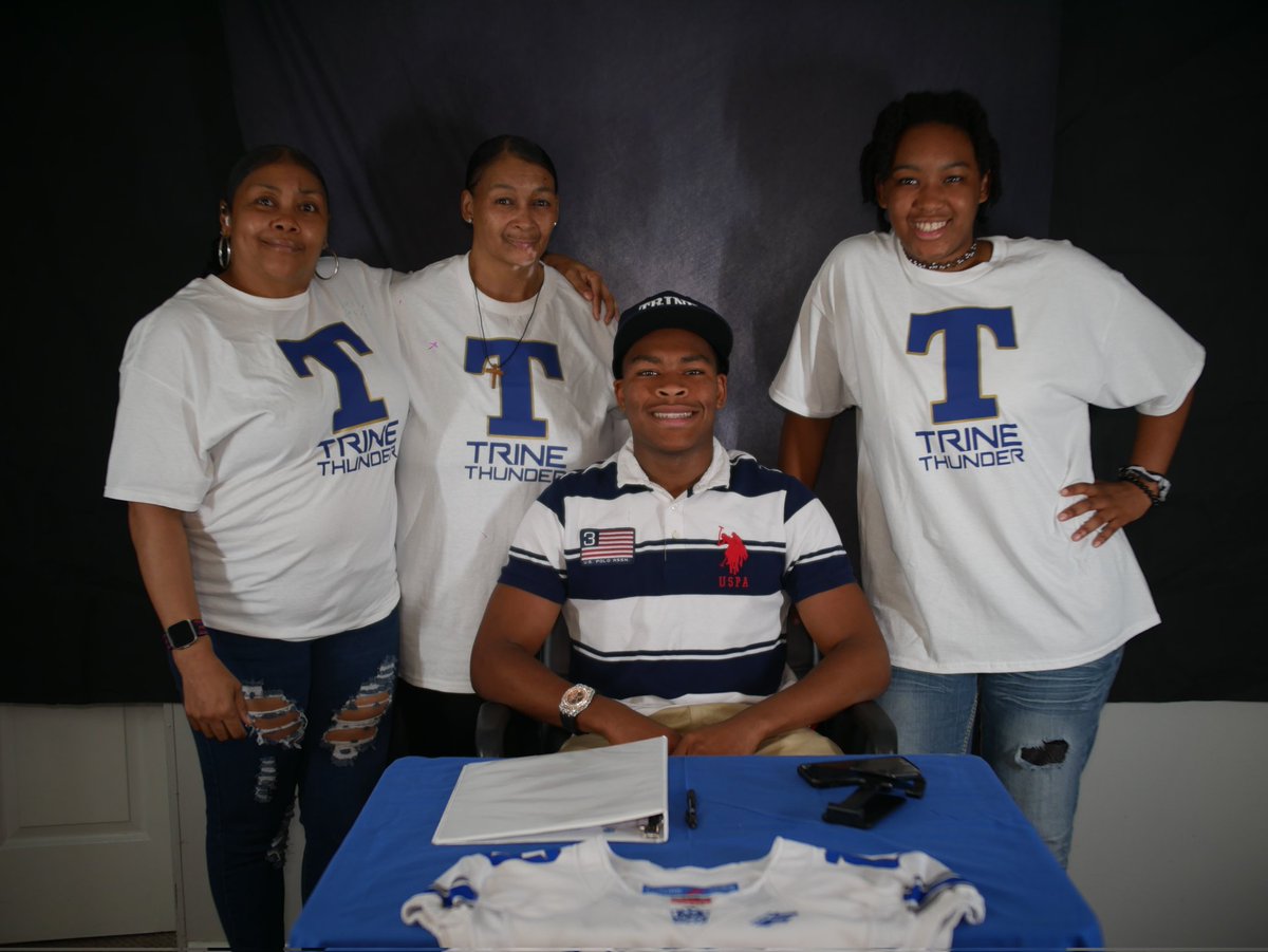 DivontaeMcCorm1's tweet photo. Committed to Trine University @TrineThunderFB  here I come let's go 📝💯 https://t.co/xcDLRK8SFm