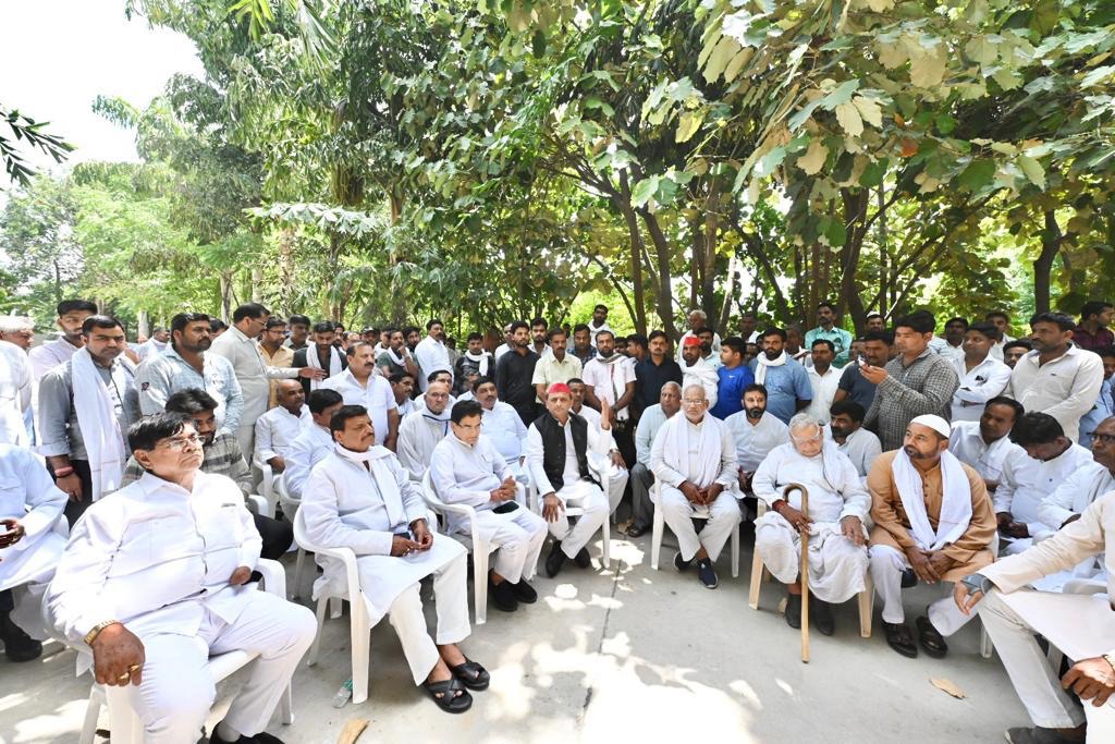 नेताजी श्री मुलायम सिंह यादव के बड़े भाई स्वर्गीय श्री रतन सिंह यादव जी की धर्मपत्नी और पूर्व सांसद श्री तेज प्रताप सिंह यादव की दादीजी श्रीमती सुभद्रा देवी (85वर्ष) के निधन का समाचार आते ही सैफई और आसपास के क्षेत्रों में शोक की लहर छा गई।
    सैफई आवास पर बड़ी संख्या में लोग