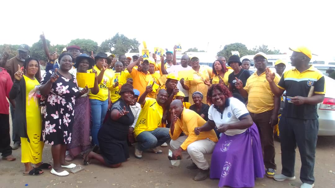 NdawanaI's tweet photo. Citizens Coalition for Change, CCC, Glen View North Constituency of #Ward30 pose for a photo after call of duty on #Mugwazo (Shanda ndima yako upedze) today to make sure Yellow Saturday is accomplished.
#NgaapindeHakeMukomana https://t.co/KxbFZahXps