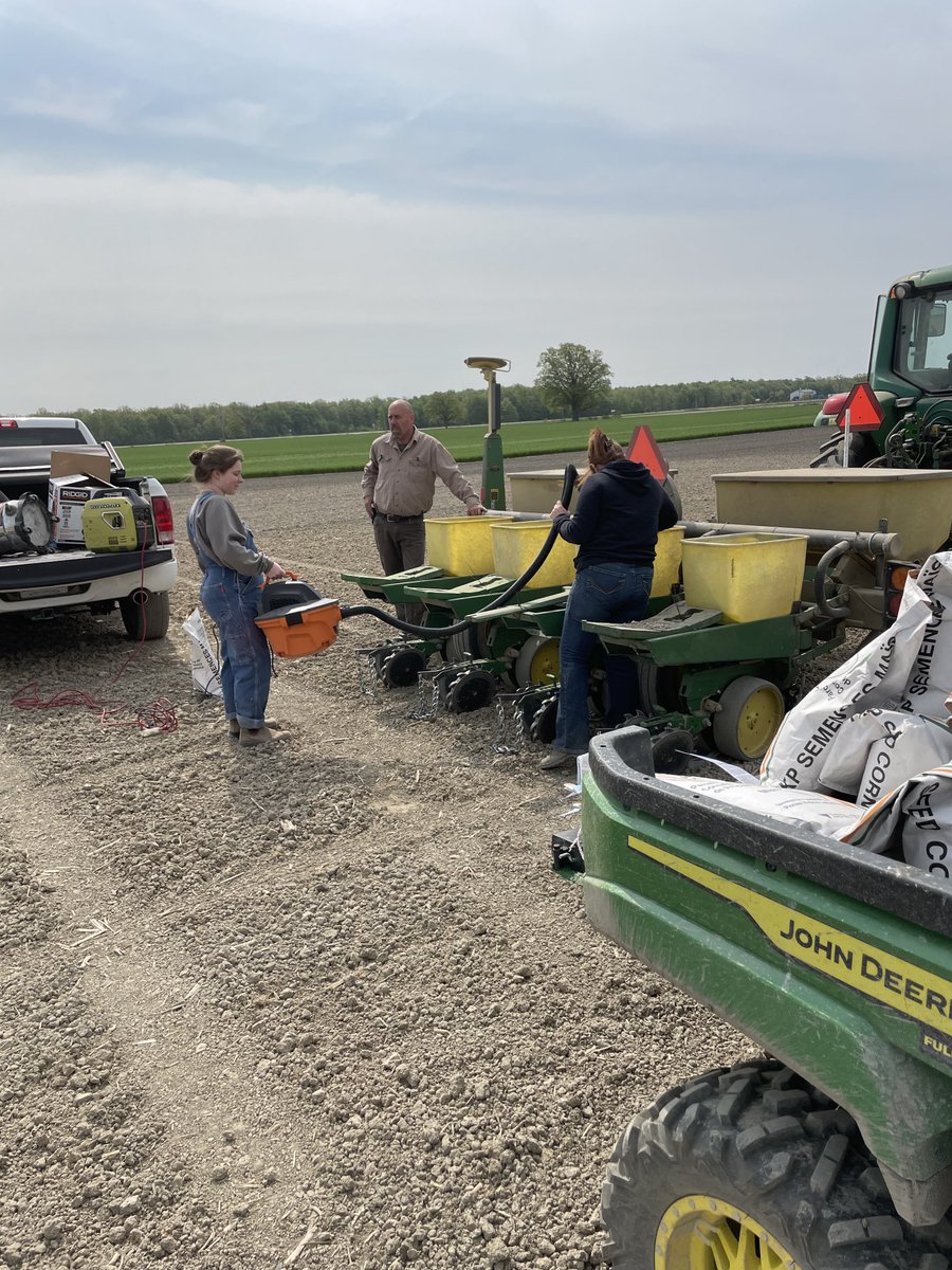 Great crew makes fast work of ⁦<a href="/PioneerSeedsCA/">Pioneer Seeds Canada</a>⁩ corn and enlist soybean plot in Brigden with ⁦<a href="/irwin_leigh/">Leigh Irwin</a>⁩ and thanks to  ⁦<a href="/woody_VA/">Woody Van Arkel🧢 🇨🇦🌽🐖🚲🌞🍺</a>⁩ ⁦⁦⁩ ⁦<a href="/CortevaCA/">Corteva Canada</a>⁩