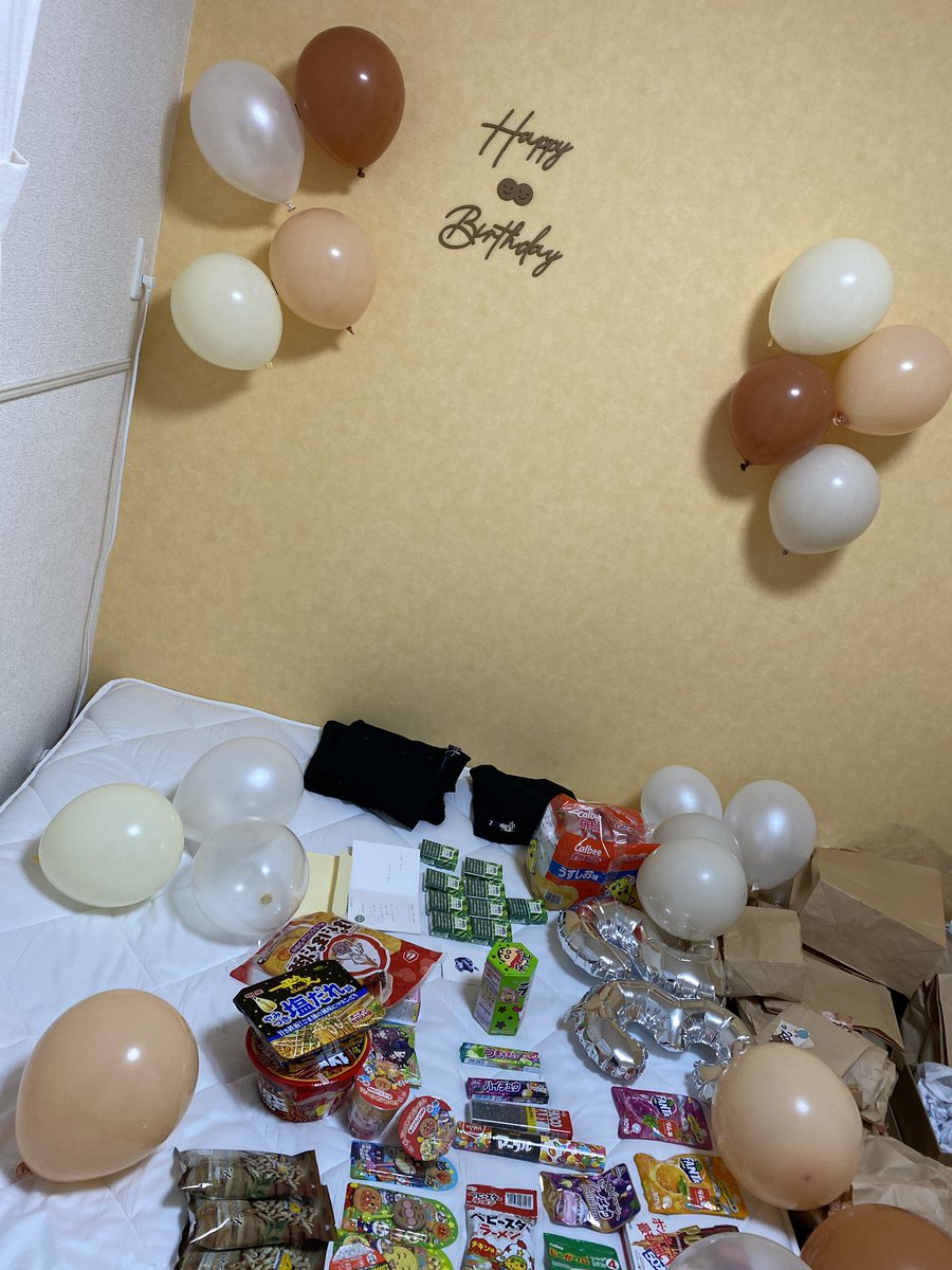 CHEMi_Vo's tweet photo. 誕生日でした🎂
プレゼント大量😳ありがとう😭㊗️ https://t.co/AcTXNcDSW0