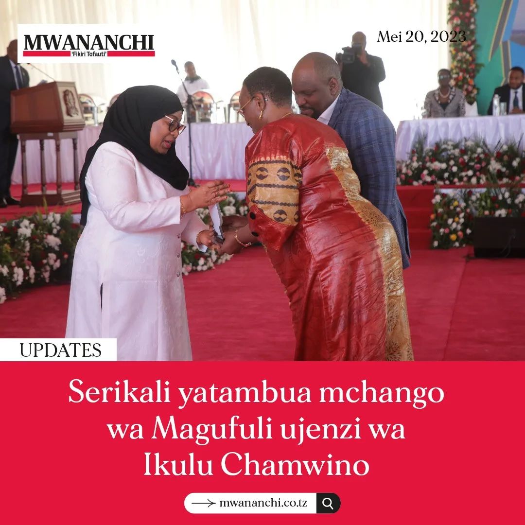 Rais @SuluhuSamia akimkabidhi Mama Janeth Magufuli tuzo ya Rais wa awamu ya tano Hayati John Magufuli kwenye hafla ya uzinduzi wa Ikulu Chamwino iliyofanyika leo Jumamosi Mei 20, 2023 jijini Dodoma.

#mwananchiupdates 
#tunaliwezeshataifa