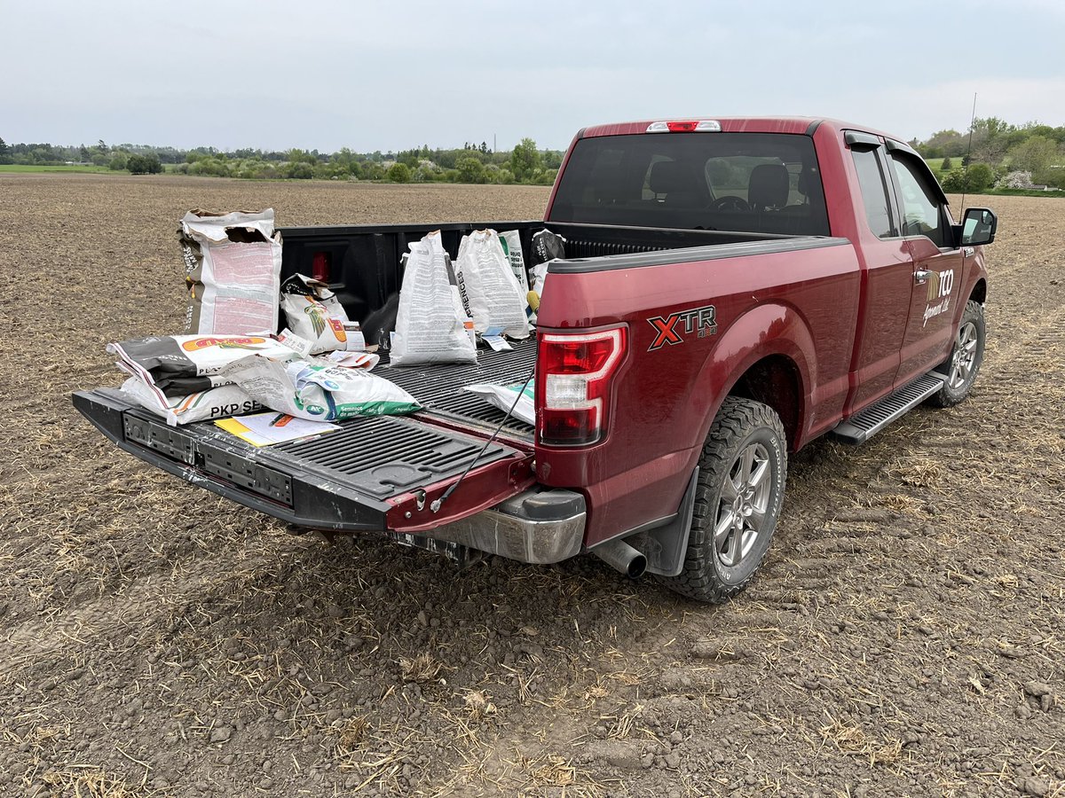 Managed to get a plot in yesterday before the rain. Looking forward to seeing how this one comes along. 
@DEKALB_Canada 
@NKSeeds 
@FarlaneLivestk 
@AWrightCrop 
@Aaron_Bowman_