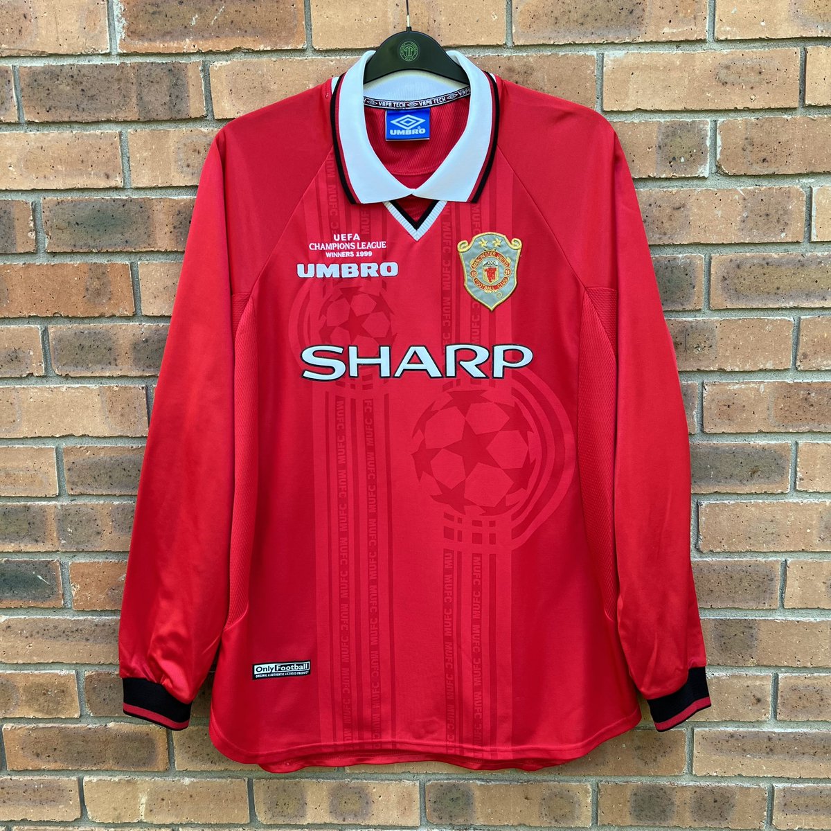 Always better in longsleeves 😍

#manchesterunited #manunited #umbro #championsleague #footballkit #delivery #nostalgia #footballshirts #vintagefootball #soccerjersey 
#historicfootballshirts #classicfootballshirts