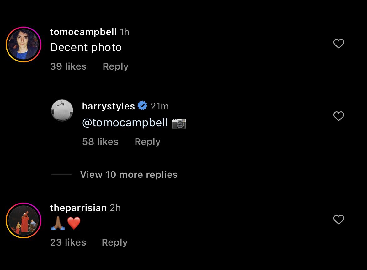 📲| Harry credited the person who took the photo in a comment under his Instagram post for Harry’s House’s first anniversary!