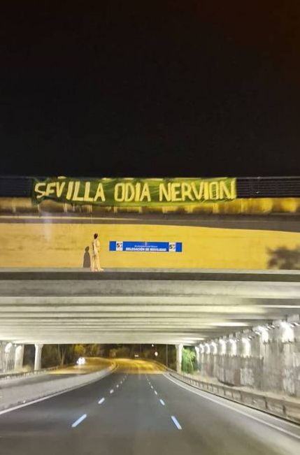 elchiringuitotv's tweet photo. 🚨Cuelgan un muñeco de Joan Jordan en la SE-30 de Sevilla acompañado del mensaje: "Sevilla odia Nervión".

❌@LaLiga "condena los hechos" y lo denunciará ante los Juzgados de Instrucción de Sevilla. https://t.co/GwQ5J7qFUy