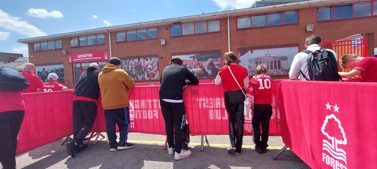 maysutton2011's tweet photo. Match day #NottinghamForest vs #Arsenal 
His waiting for players https://t.co/UTzBbraGVZ