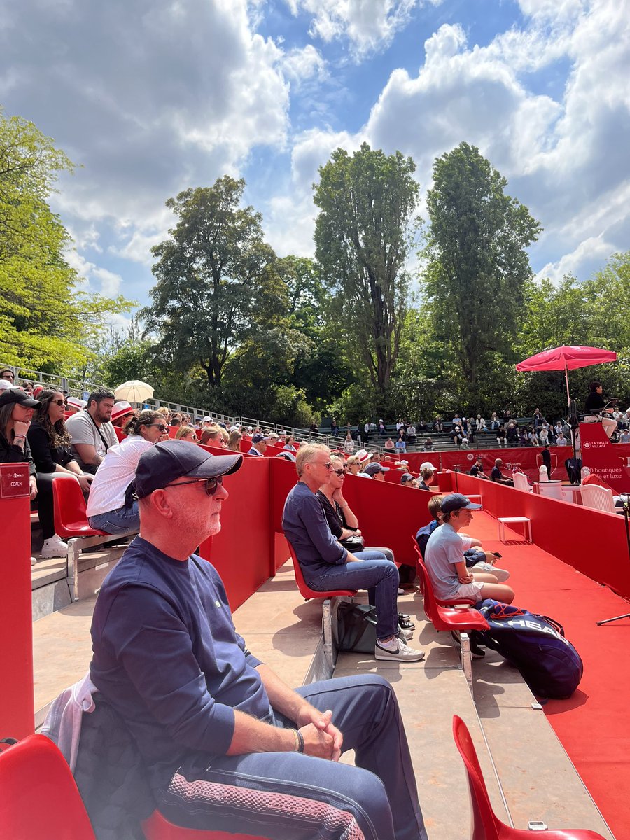 Diane Parry impressionne le public du <a href="/TropheeClarins/">Trophée Clarins</a> ! 

Break dans le 2eme set pour la française 🔥🇫🇷

📺 La fin du match : twitch.tv/les_outsiders
