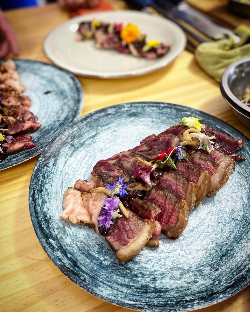 Mucha dedicación y ternura es el secreto de la cocina de Jairo, chef de Restaurante Raíces. Junto a sus compañeros de la Escuela El Golimbreo, hoy nos ha sorprendido con estas tres propuestas que ha maridado con vinos de <a href="/BodegasLunares/">BodegasLunares Ronda</a> 😁💙
