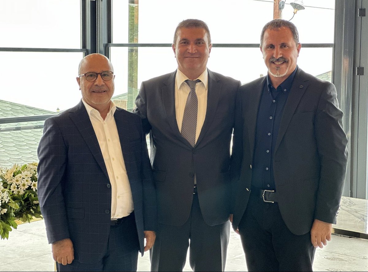 SemsettinBZKRT's tweet photo. Kıymetli akrabalarım Dr. Fatih Dede ve sevgili kız kardeşleri Esra, Tuba ve Didem Dede Van’a Dedeman Otelini kazandırdılar.

Hemde Van’ın en nezih ilçesi olan Edremit’te Van denizine nazır bir yerde.🌹☘️💐

Bizlerde açılışa katıldık, gurur duyduk.

Misafirlerinize çok özel olduklarını hissettirmenin en güzel adresidir !

Bol ve bereketli kazançlar diliyoruz.

Allah muvaffak eylesin inşaallah.

#VanDedemanHotels

#DedemanVanResortandAquapark