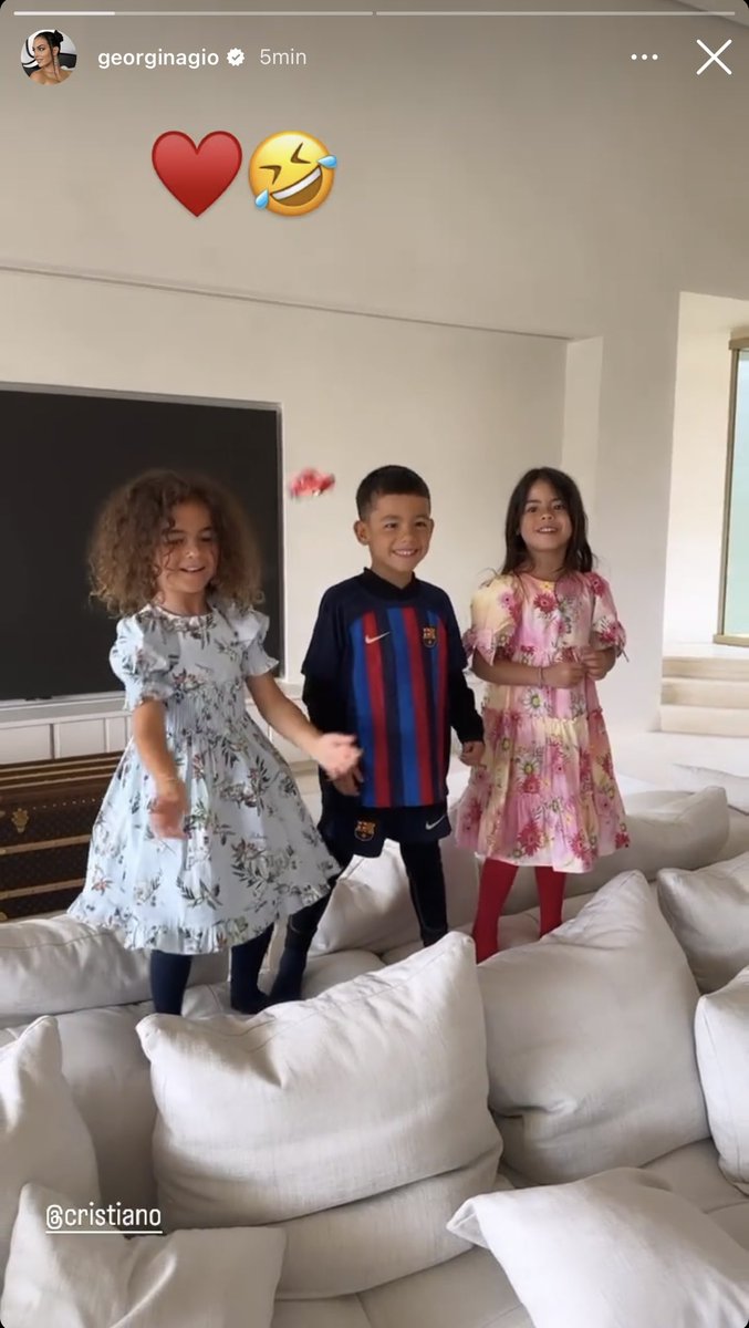futebol_info's tweet photo. Filho de Cristiano Ronaldo trajado de Barcelona.

📸 Reprodução https://t.co/xDJXn06bs4