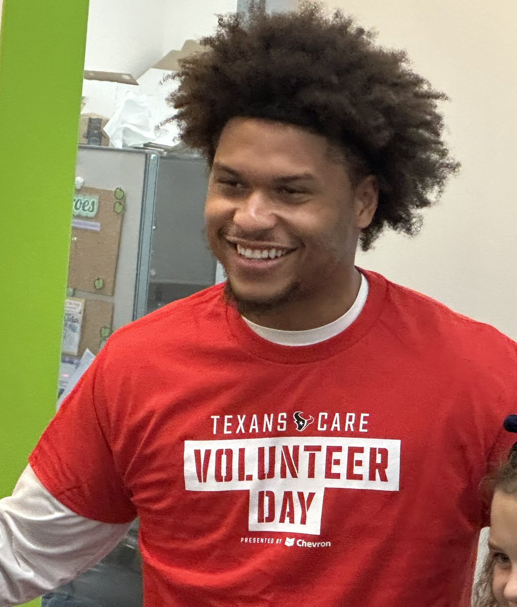 Houston Texans safety @JalenPitre1 is at the Houston Food Bank for the 11th Annual Texans Care Volunteer Day. #WeAreTexans #Sarge @TheTexansWire