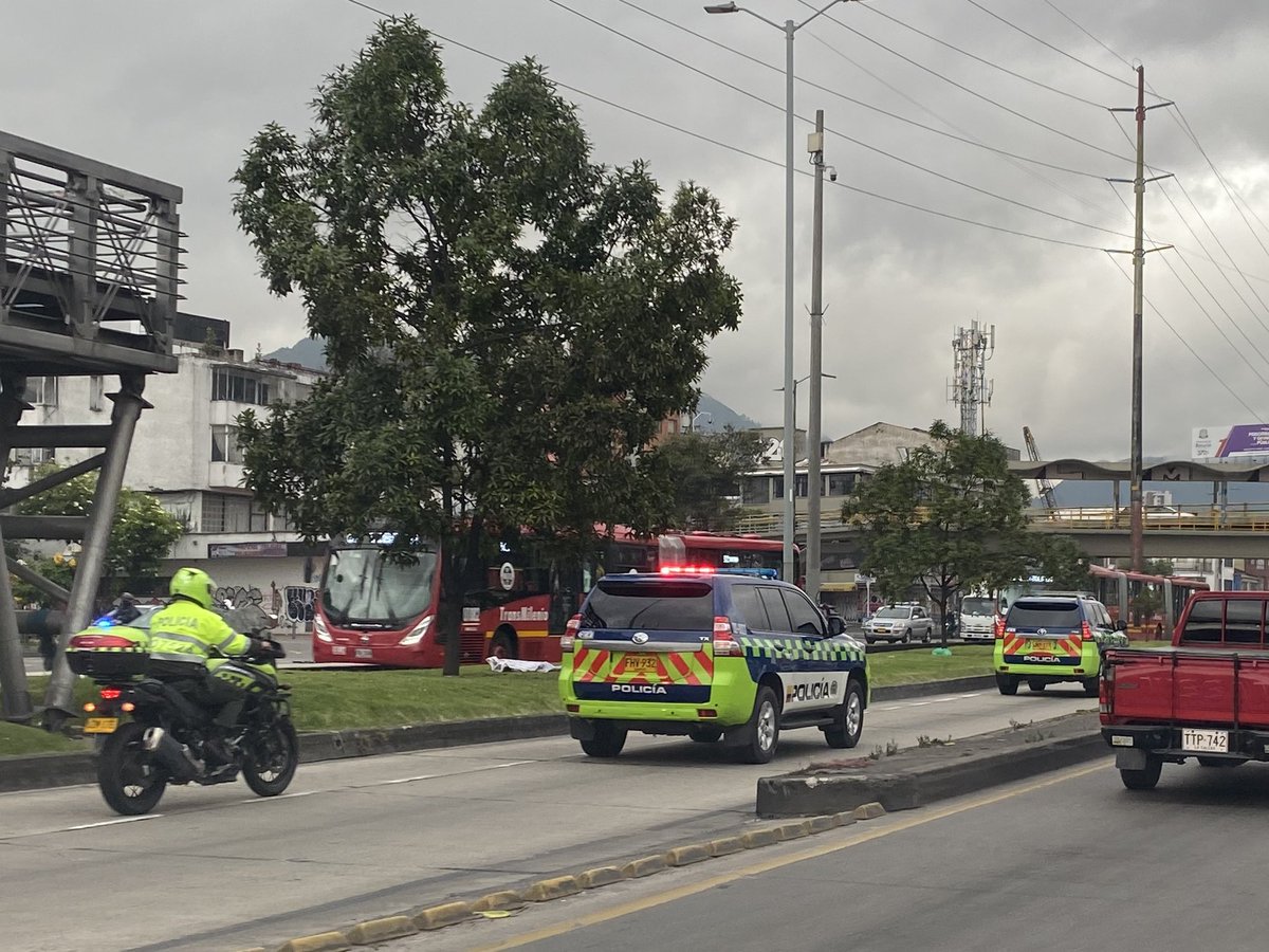 Señor General Salamanca, es conveniente que le recuerde a los oficiales que es irrespetuoso e ilegal que cometan abusos, como usar el carril de TransMilenio cuando hay trancones