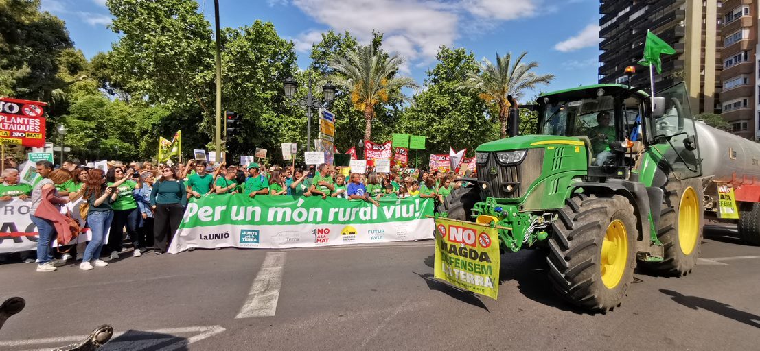 noticies_d's tweet image. MANIFESTACIÓ// Més de 3.000 persones i 60 tractors s'han manifestat hui a Castelló contra els grans projectes fotovoltaics i en defensa d'un món rural viu
noticiesdigitals.com/mes-de-3-000-p…
#manifestació #mónrural @UnioLlauradora #noticies
