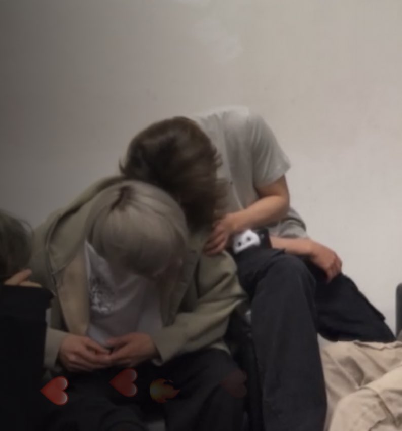 JNJMEnt's tweet photo. ㅁㅊ WHATS HAPPENING WITH THEM TONIGHT? -jnjm https://t.co/Ls9AJq829u