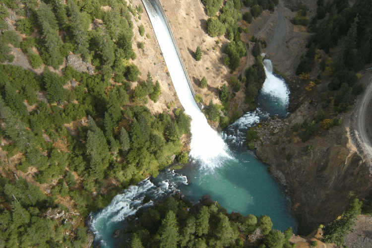 Flows in the lower McCloud River from the McCloud Dam are about 400-450 cubic feet per second; once the dam begins to spill Monday night, flows are expected to increase to 900 to 1,000 cfs. You are urged to use extra caution during the increased flows.

https://t.co/EfxcFEulvI https://t.co/60mwrZbMlJ