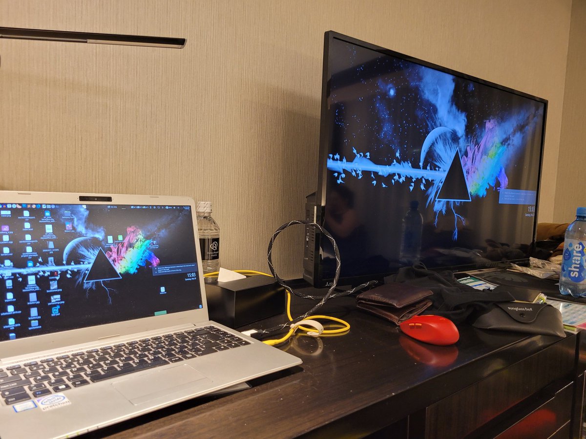 BurnoutDV's tweet photo. Reisetipp, immer ein (kurzes) HDMI Kabel auf Tasche haben..ggf. noch einen USB C zu HDMI Adapter wenn man keinen ganzen Laptop schleppen will https://t.co/h9bu9AUDO2