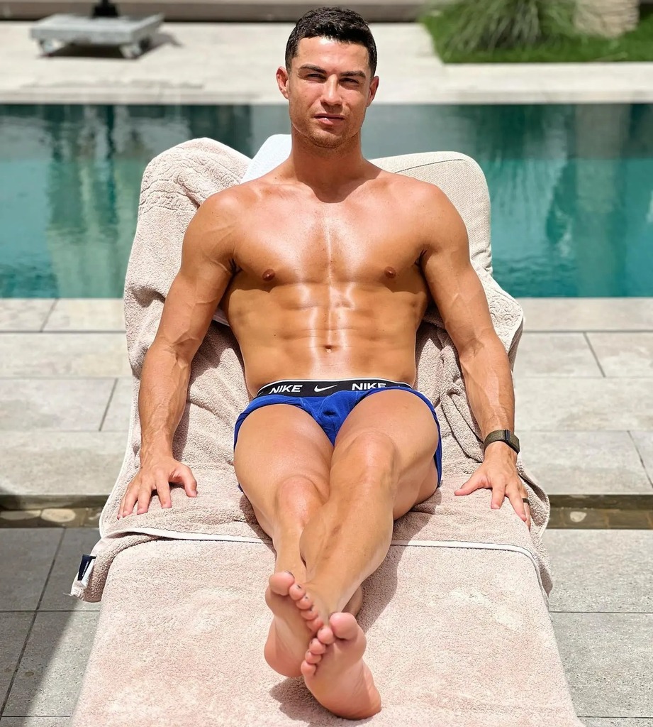 Footbal_Match's tweet photo. Cristiano Ronaldo shows off his rippling six-pack as he sunbathes beside a swimming pool in Instagram post

.

.

.

.

.

.

.

.

.

#mateoronaldo #cristianoronaldo #ronaldobrazilianfootballer #juventus #cristiano #ronaldo #cr #football #cristianoronaldo #fifa #juventus #c… https://t.co/hU5WT3w6gN