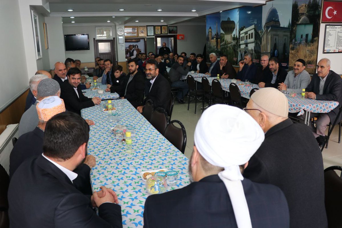 zyapicioglu's tweet photo. Esenler Siirtliler Kültür ve Yardımlaşma Derneği'ni ziyaret ettik. Hemşehrilerimize 14 Mayıs seçimlerinde  verdikleri destek için teşekkür ettik.

Özellikle 28 Mayıs'ta yapılacak 2.tur seçimlerinde, Cumhurbaşkanımız Recep Tayyip Erdoğan'ın yeniden Başkan olması için destek ve çalışma sözü aldık.

Hemşehrilerime olan güvenim tamdır. 

Rabbim bizi 14 Mayıs'ta mahçup etmedi, 28 Mayıs'ta da mahcup etmeyecektir inşaallah.