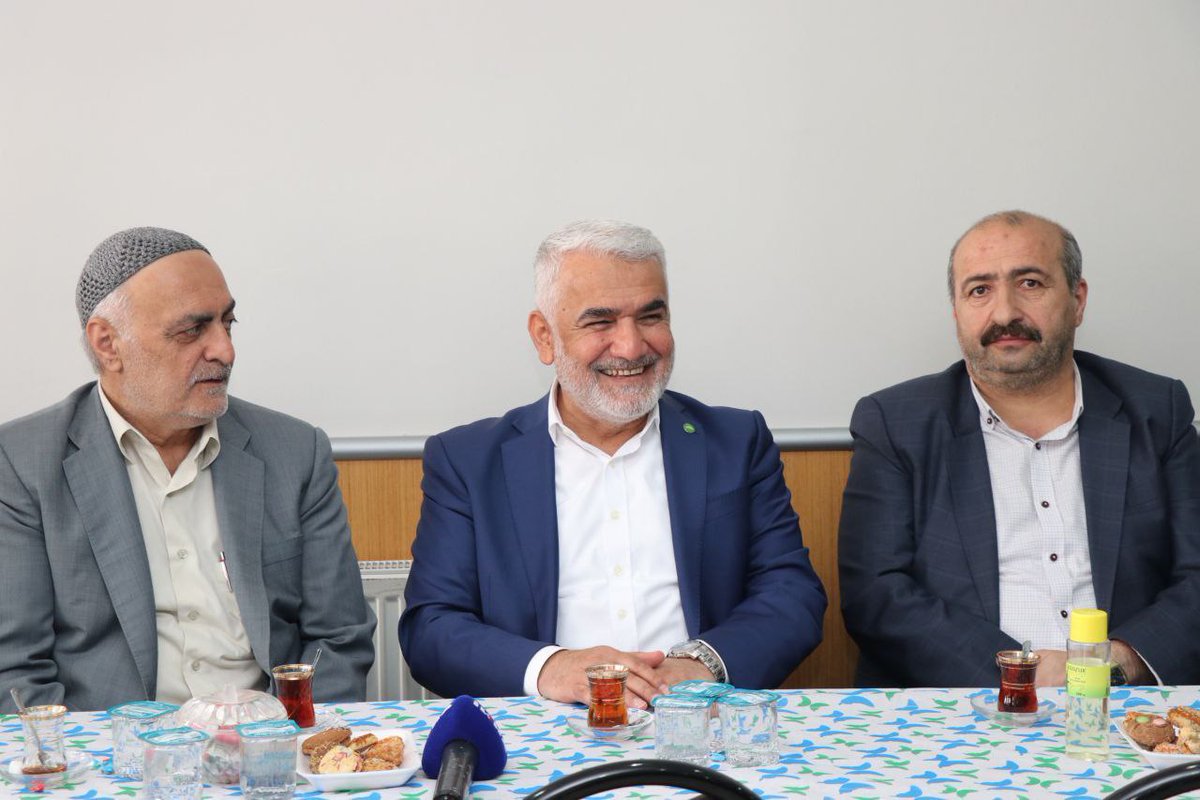 zyapicioglu's tweet photo. Esenler Siirtliler Kültür ve Yardımlaşma Derneği'ni ziyaret ettik. Hemşehrilerimize 14 Mayıs seçimlerinde  verdikleri destek için teşekkür ettik.

Özellikle 28 Mayıs'ta yapılacak 2.tur seçimlerinde, Cumhurbaşkanımız Recep Tayyip Erdoğan'ın yeniden Başkan olması için destek ve çalışma sözü aldık.

Hemşehrilerime olan güvenim tamdır. 

Rabbim bizi 14 Mayıs'ta mahçup etmedi, 28 Mayıs'ta da mahcup etmeyecektir inşaallah.