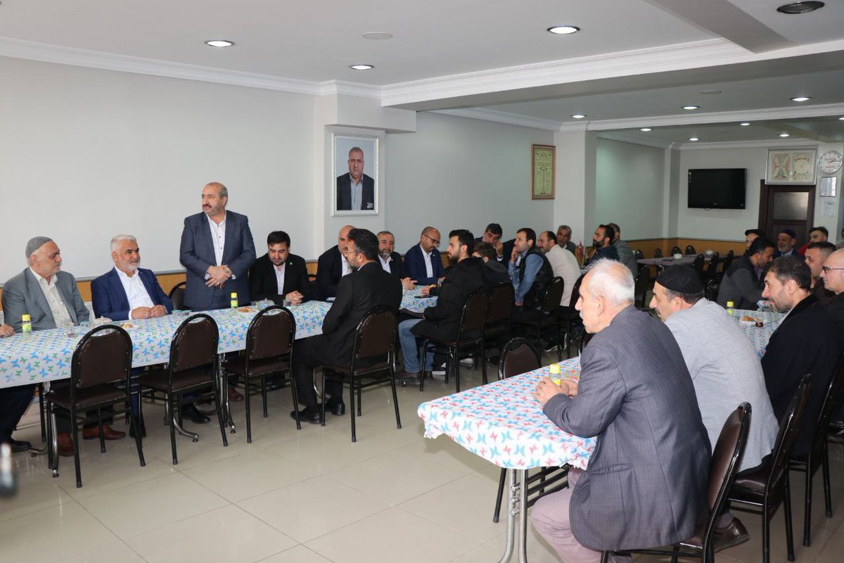 zyapicioglu's tweet photo. Esenler Siirtliler Kültür ve Yardımlaşma Derneği'ni ziyaret ettik. Hemşehrilerimize 14 Mayıs seçimlerinde  verdikleri destek için teşekkür ettik.

Özellikle 28 Mayıs'ta yapılacak 2.tur seçimlerinde, Cumhurbaşkanımız Recep Tayyip Erdoğan'ın yeniden Başkan olması için destek ve çalışma sözü aldık.

Hemşehrilerime olan güvenim tamdır. 

Rabbim bizi 14 Mayıs'ta mahçup etmedi, 28 Mayıs'ta da mahcup etmeyecektir inşaallah.