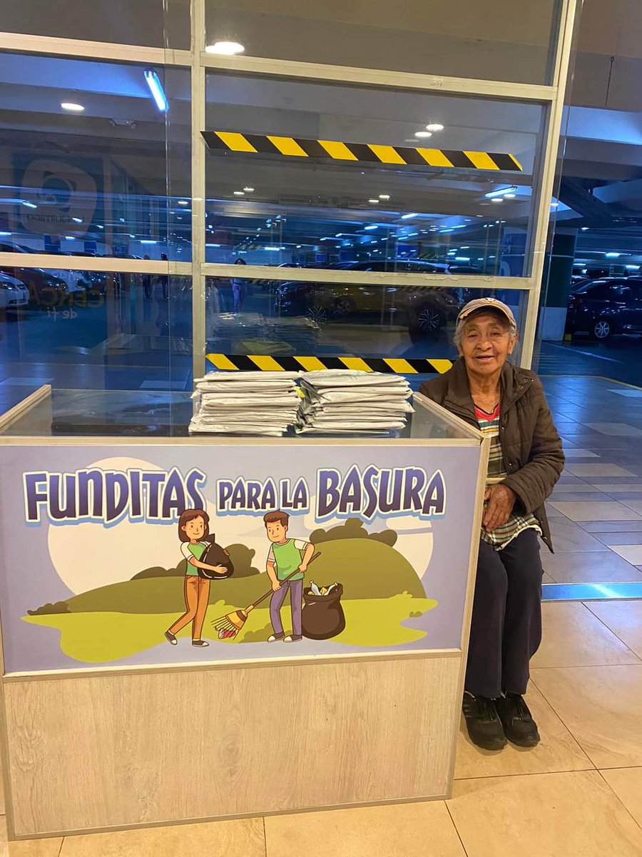 Quiero Felícitar al centro comercial El Recreo x este noble acto !! 
Ella vendía afuera y tenia que aguantar las inclemencias del tiempo, ahora le han dado un pequeño espacio dentro del centro comercial y esta tranquila, lo que nos queda es ayudarla comprando.