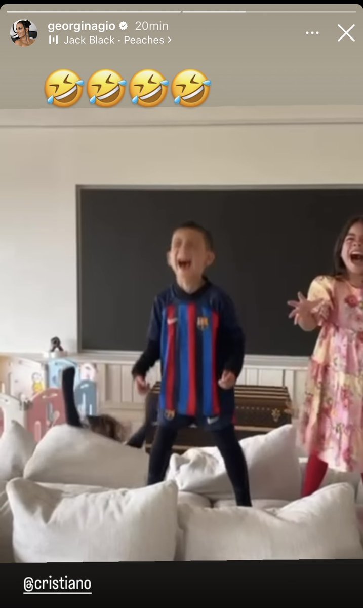 ابن كريستيانو بقميص برشلونة 😃🤝