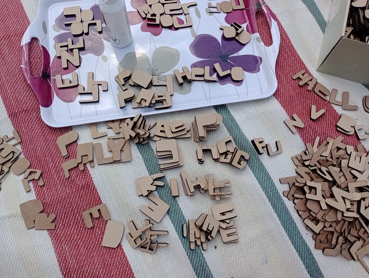 DrAbbieCairns's tweet photo. In the garden playing with letters.
New art incoming.
#art #FineArt #TextArt #text #language #linguistics #linguisticUnit #WoodenBoard #WoodenLetters #ACComplete4 #Font #TypeFace #SmallArt #Small
#ColchesterArtist #ColchesterArtist #EssexArtist #EmergingArtist #AbbieCairns https://t.co/AdxXGvJ2Kk
