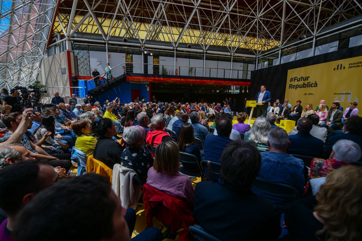 junqueras's tweet photo. L’esperança està en els nostres vots, perquè són garantia del canvi, i garantia que, si som molts, guanyarem el país que volem. Tothom sap que serem nosaltres els que tornarem a posar urnes per fer la independència. https://t.co/aXObI0OH7M