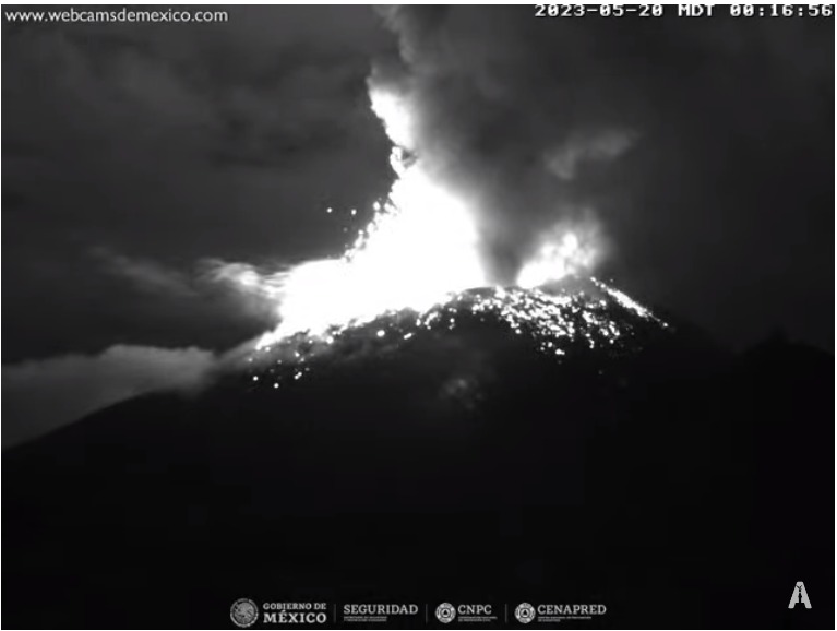 PCGobPue's tweet photo. 🌋A a las 00:16 horas, el Volcán #Popocatépetl presentó emisión de vapor de agua, gases y ceniza, con lanzamiento de material incandescente. 

🚨Se mantiene comunicación con las direcciones municipales de Protección Civil para monitoreo de caída de ceniza en el Estado. https://t.co/23CByXYeUv